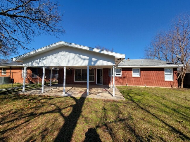 Building Photo - 3 Bedroom 1 Bath Home