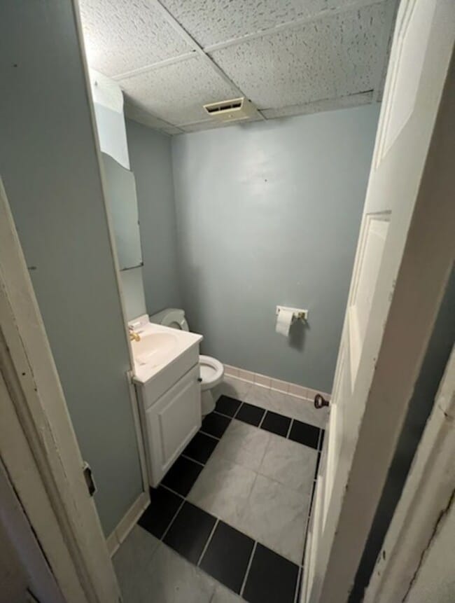 Building Photo - Available soon! 4 Bed 1.5 Bath Single family home!