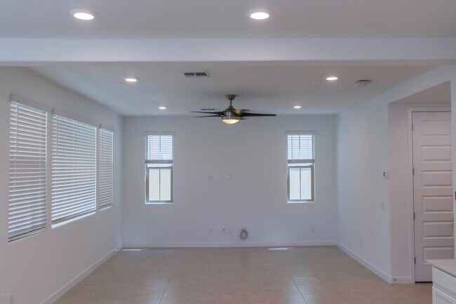 Building Photo - 1106 E Weatherby Way