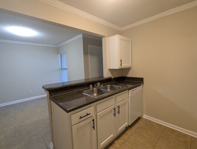 Building Photo - 2/2 in Whispering Pines - Close to shoppin...