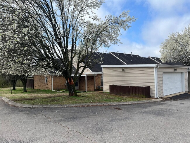 Building Photo - 135 Lake Chateau Dr