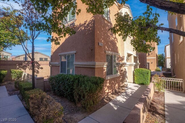 Primary Photo - 7765 Floral Fabric Ct