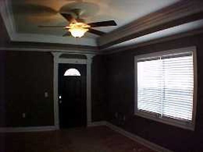 Building Photo - 3 Bedroom 2 Bath Cottage Style Home with Large Den