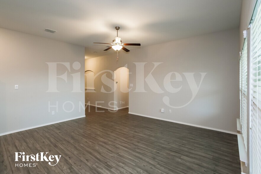 Building Photo - 301 Saguaro Dr