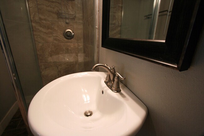 Building Photo - Awesome Home w/ 1/1 Studio Flex Space Just Half Block from Thomas Park!