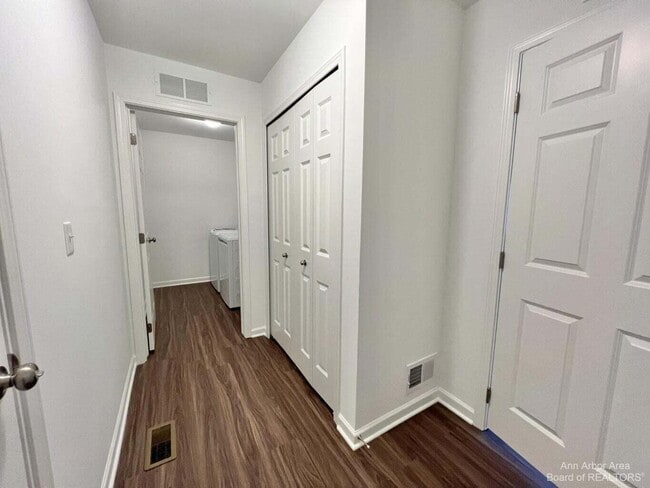Building Photo - 10284 Swan Lake Cir