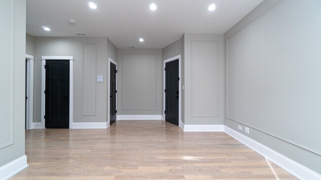 Building Photo - 5404 N Paulina St