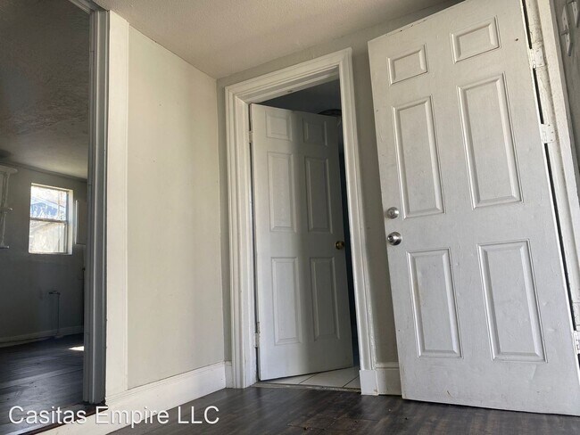 Building Photo - 1 br, 1 bath House - 7404  Navigation Blvd...