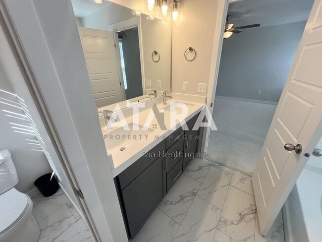 Building Photo - 1754 Oakwood Ln