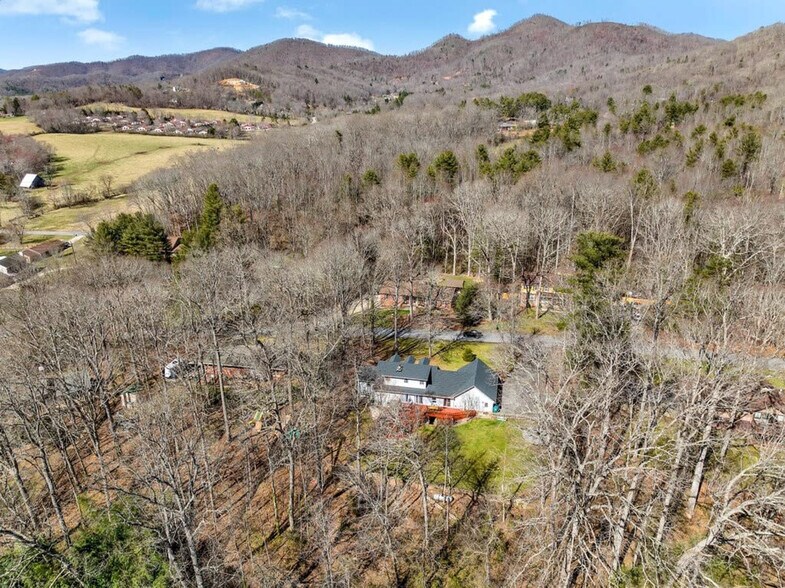 Building Photo - 10 High Meadows Dr