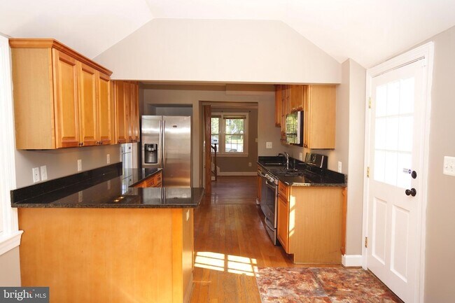 Building Photo - 923 Lewis Ave