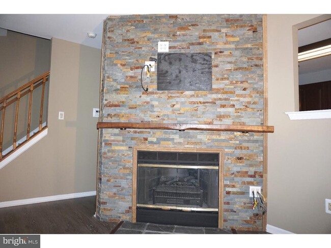 Building Photo - 203 Steeplechase Ct