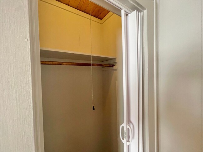 Building Photo - Centrally Located 1 bedroom 1 bath -  wate...