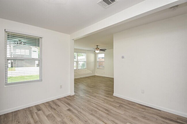 Building Photo - 3710 Dreyfus St