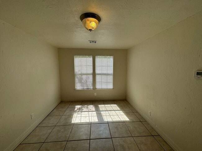 Building Photo - 2 bed with 1 bath home for rent in Norman....