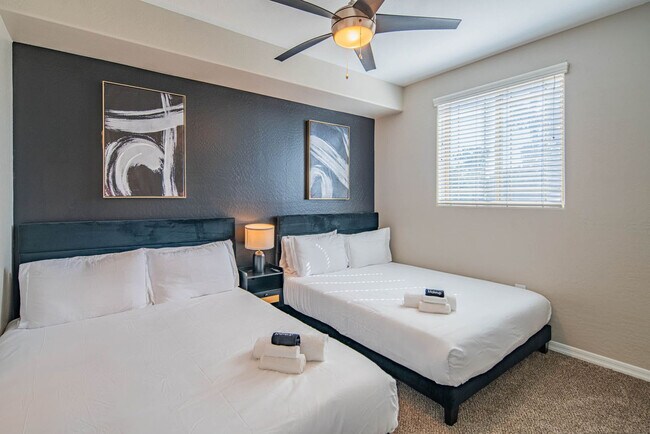 Building Photo - 1275 E University Dr