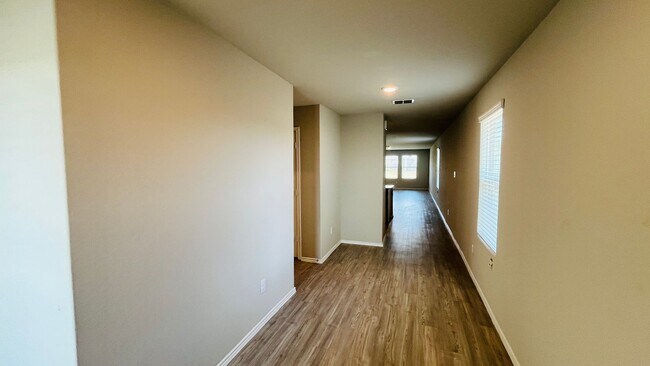 Building Photo - Spacious 4BR w/ Large Backyard – Close to ...