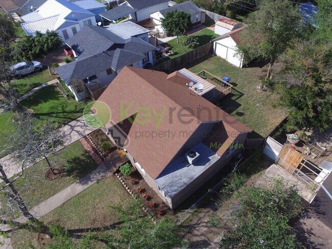 Building Photo - 2Bed/1Bath w/office in Central Mcallen ( Laurel and 10th )