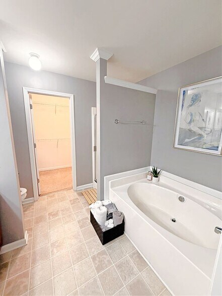 Building Photo - 2708 Beynon Ln NE