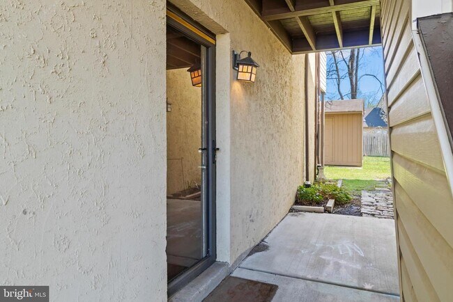 Building Photo - 15 B E Daisy Ln