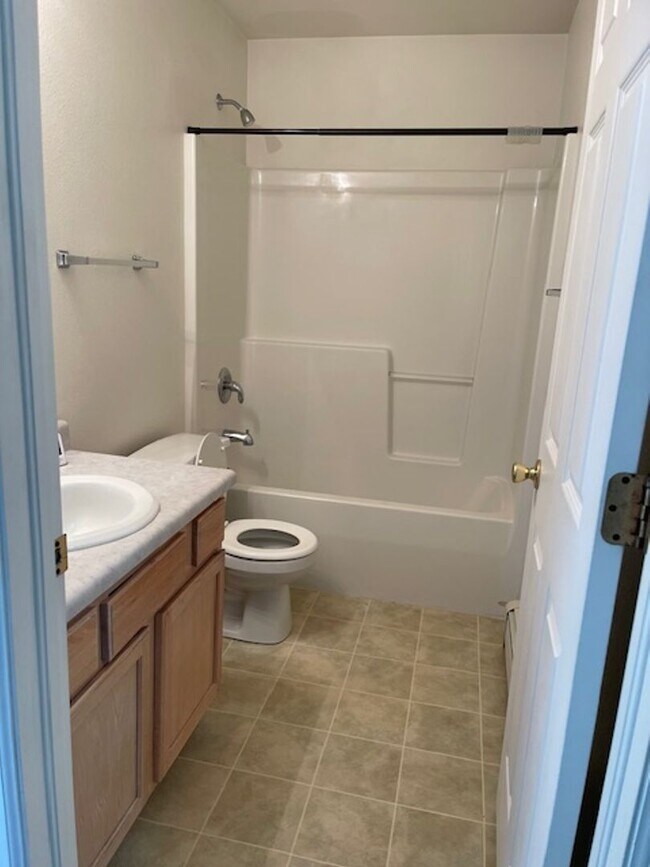 Building Photo - 3 bed, 2 bath, 2 car garage