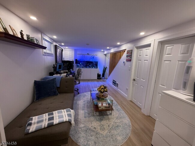 Building Photo - 18 Aubrey St