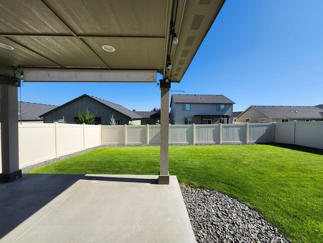 Building Photo - Move-In Special: $700 off Move-in Costs, G...