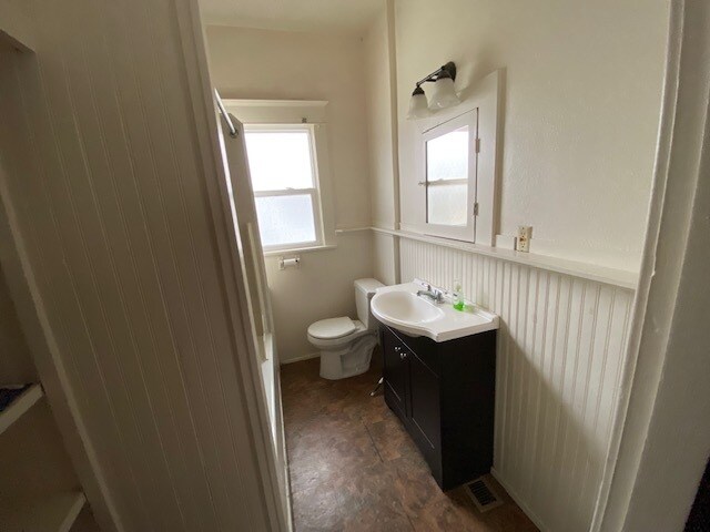 full bath - 5325 Roosevelt Way NE