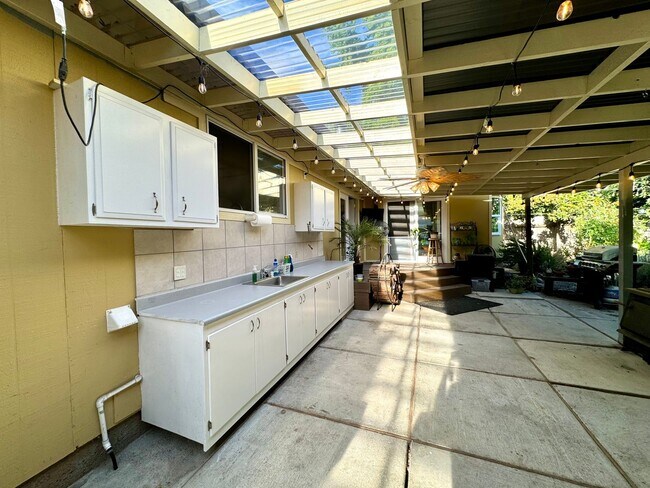 Building Photo - Lovely one level home in Northwest Santa R...