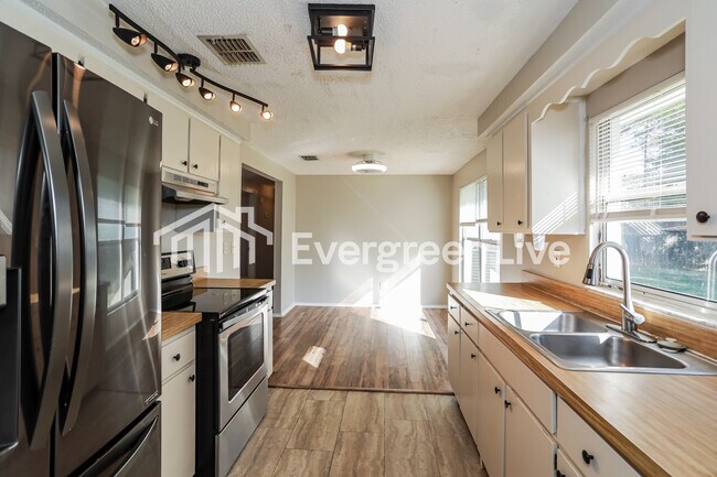 Building Photo - 229 Evergreen Ln