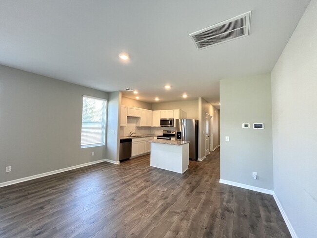 Building Photo - Beautiful Townhome in Columbia minutes to I-65!