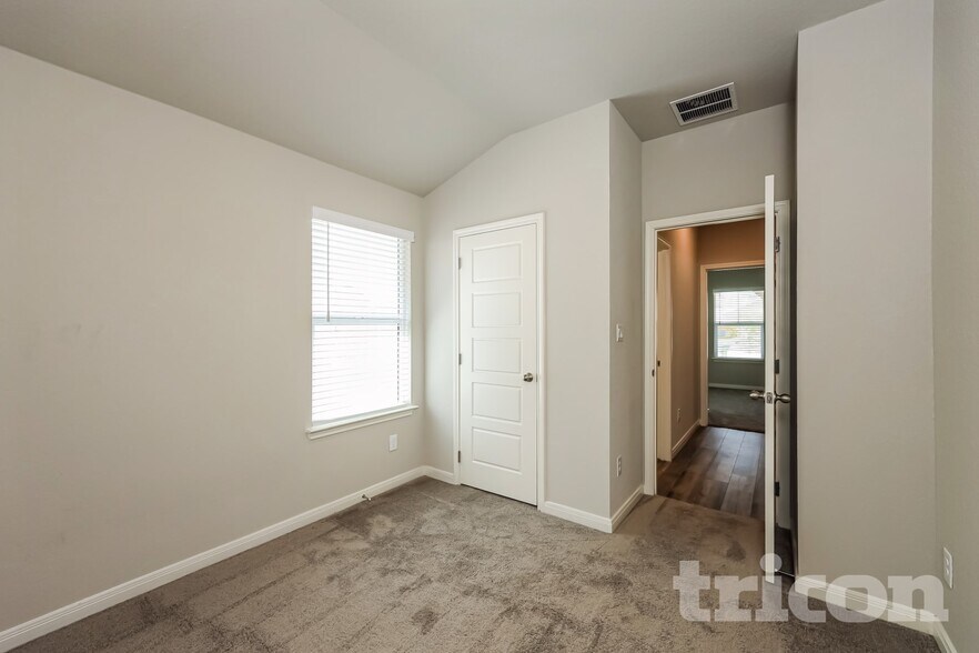 Building Photo - 13681 Paxton Blvd