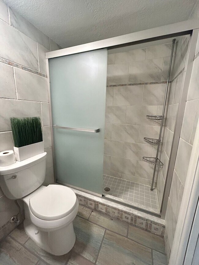 Building Photo - Gorgeous 3 Bed/3 Bath in Tranquil Gated Co...