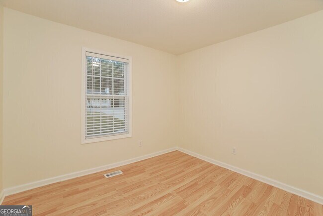 Building Photo - 757 Newport Dr