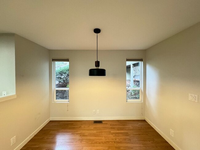 Building Photo - Your New Rental Home Awaits in Bellevue!