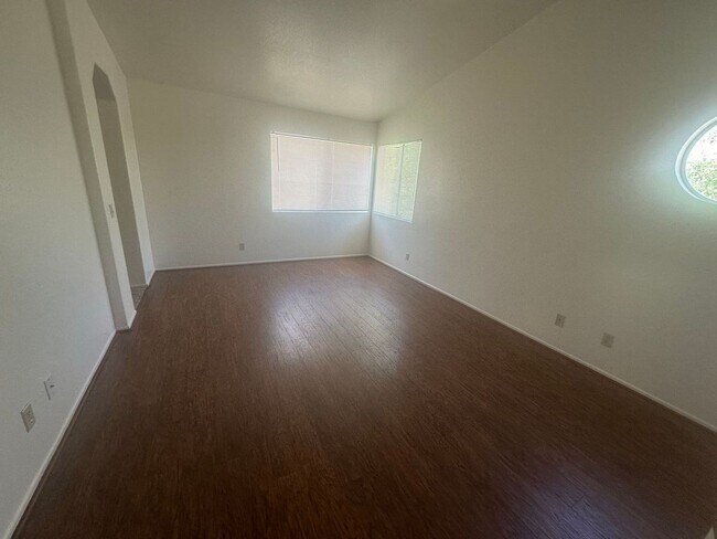 Building Photo - 5 BEDROOM, 2 STORY,SPACIOUS VICTORVILLE HOME! NEAR MALL!