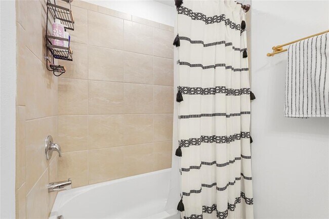 Building Photo - 1808 Fender Ln