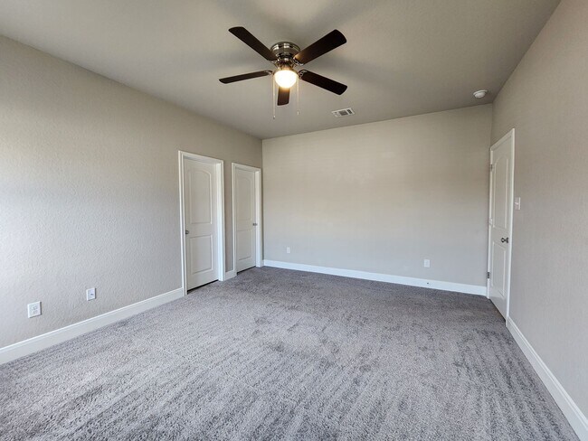 Building Photo - Large Fenced in Backyard in NBISD /Walk to Kraft Park /  Fridge Included  / Pet Friendly / Off Co...