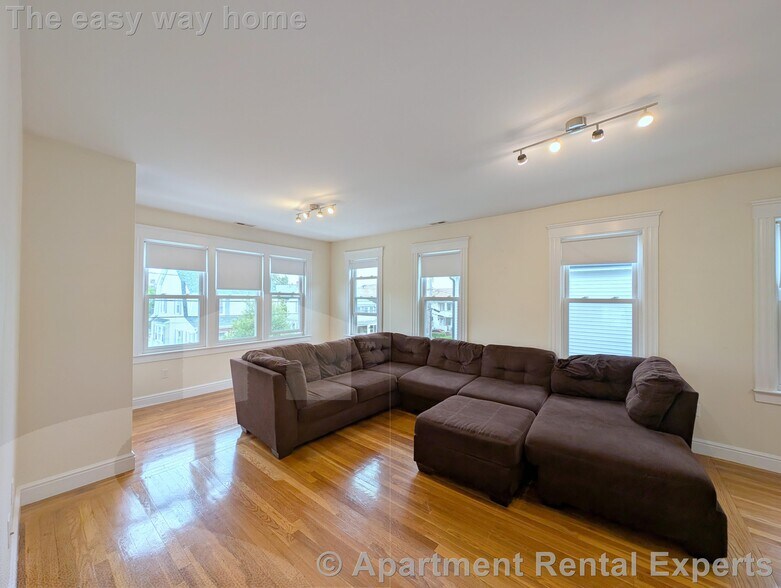 Building Photo - 7-9 Bonner Ave Unit #2