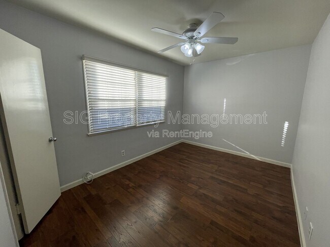 Building Photo - 10818 Blix St