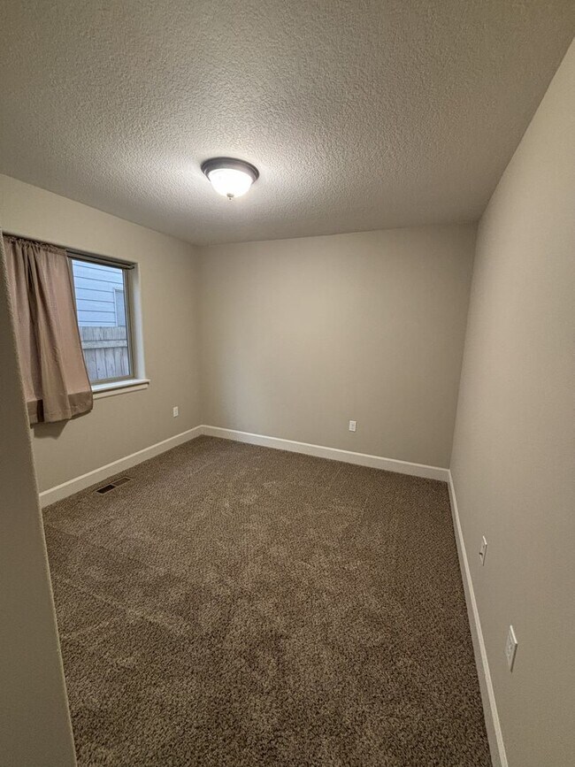 Building Photo - 3 Bedroom 2 Bathroom Home in Keizer!