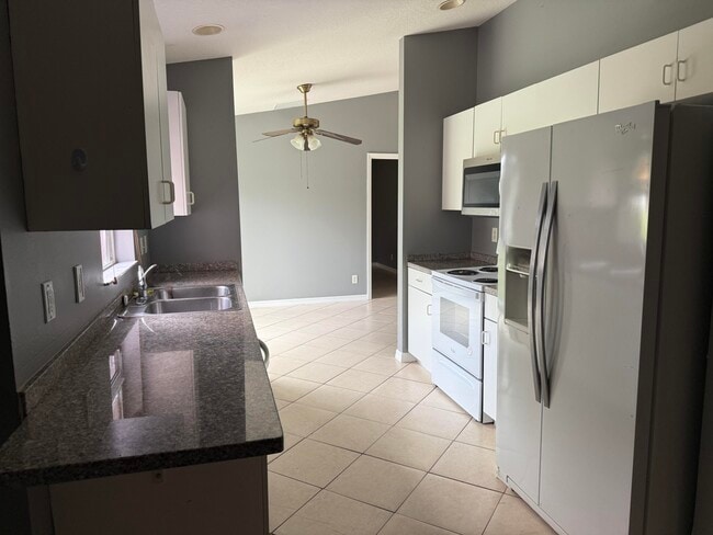 Building Photo - 1357 SE Sandia Dr