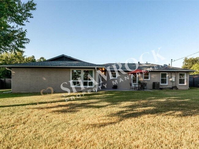 Building Photo - Beautifully Updated 3/2 Home in Prime Location