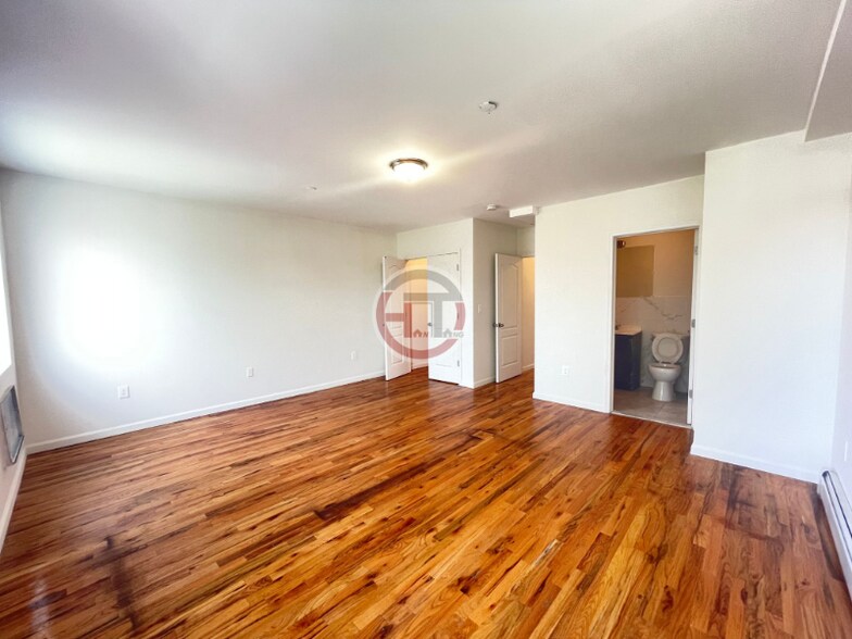 Building Photo - 1111 Adee Ave