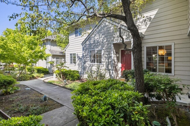 Building Photo - Delightful 3/3bth End-Unit Townhouse in Ce...