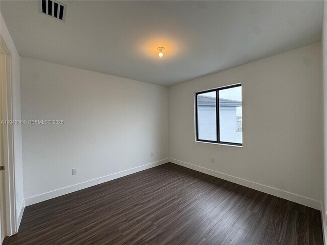 Building Photo - 19749 NE 16th Pl