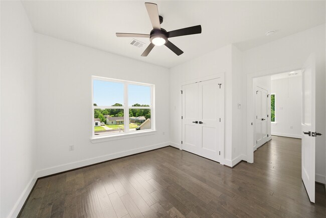 Building Photo - 5024 Winnetka St