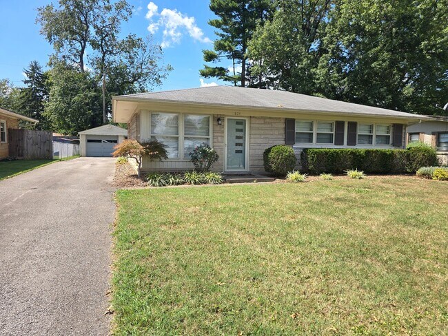 Primary Photo - Newly remodeled 3 bed/1 bath home with a 1...