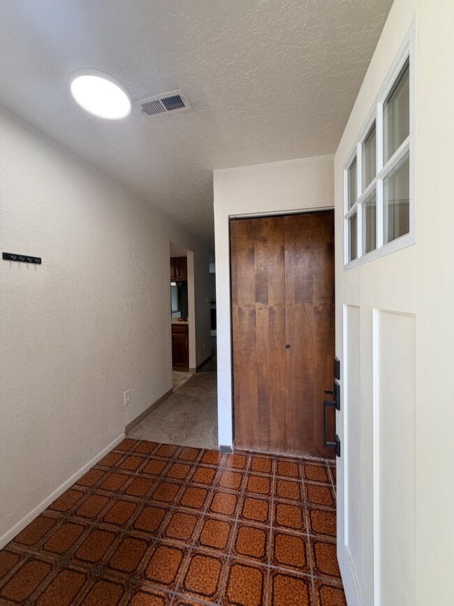 Building Photo - 3 Bedroom Townhouse