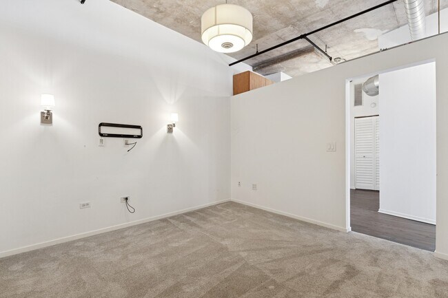 Building Photo - 6 S Laflin St